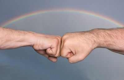 Ученые считают, что удары кулаками гигиеничнее, чем рукопожатия