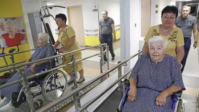 Закрытие домов престарелых сосредоточено в самых бедных районах